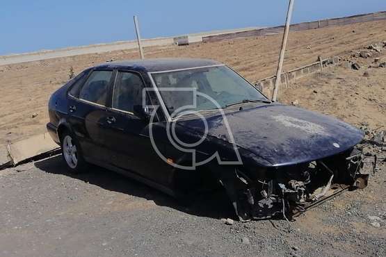 Una grúa deja en un camino de Ojos de Garza un coche sin motor ni ruedas delanteras/TA.
